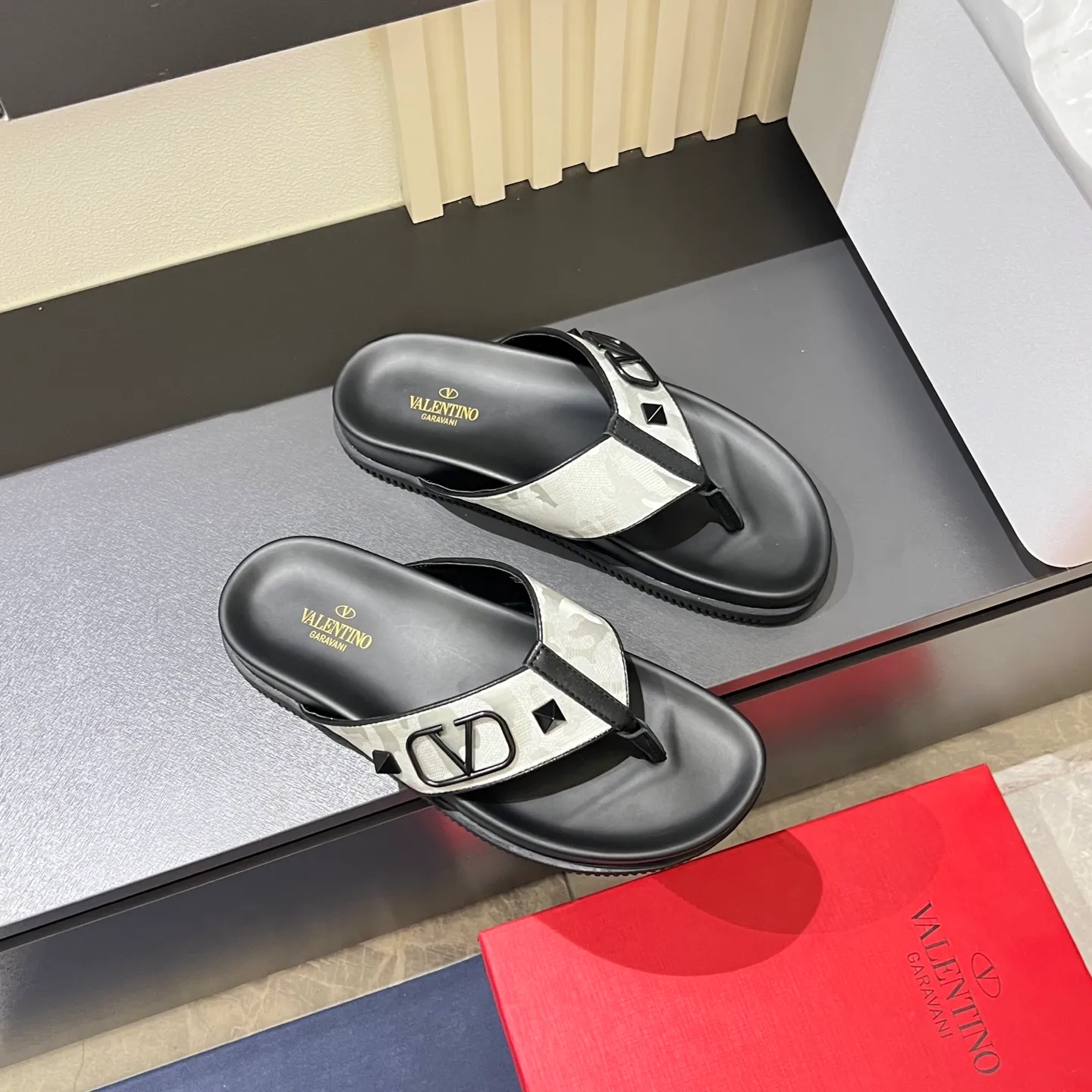 p300《VALENTINO》Warren Men🧍‍♂️Spring and Summer New Style. Cowhide logo flat slippers, elegant sandals, the same style worn by celebrities, original molding, imported calfskin. Rubber outsole. Soft and durable, full set of counter packaging, 38-44!